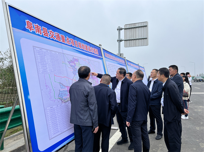 阜南县委书记李云川带看展板.jpg 阜南县委书记李云川带看展板.jpg