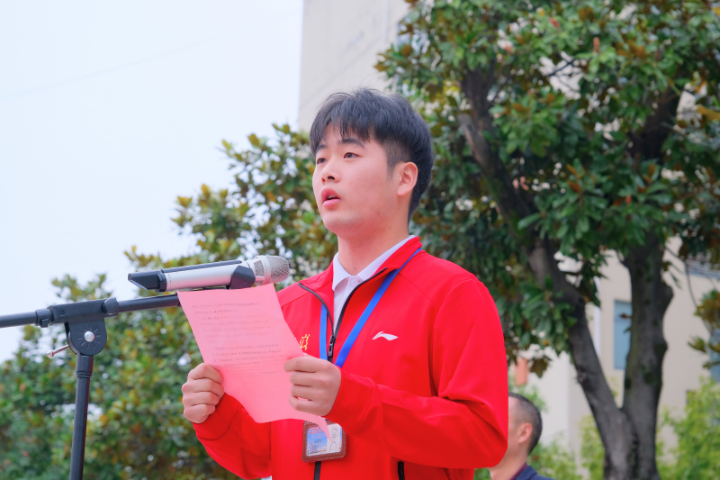 杨世龙同学讲话.jpg 杨世龙同学讲话.jpg