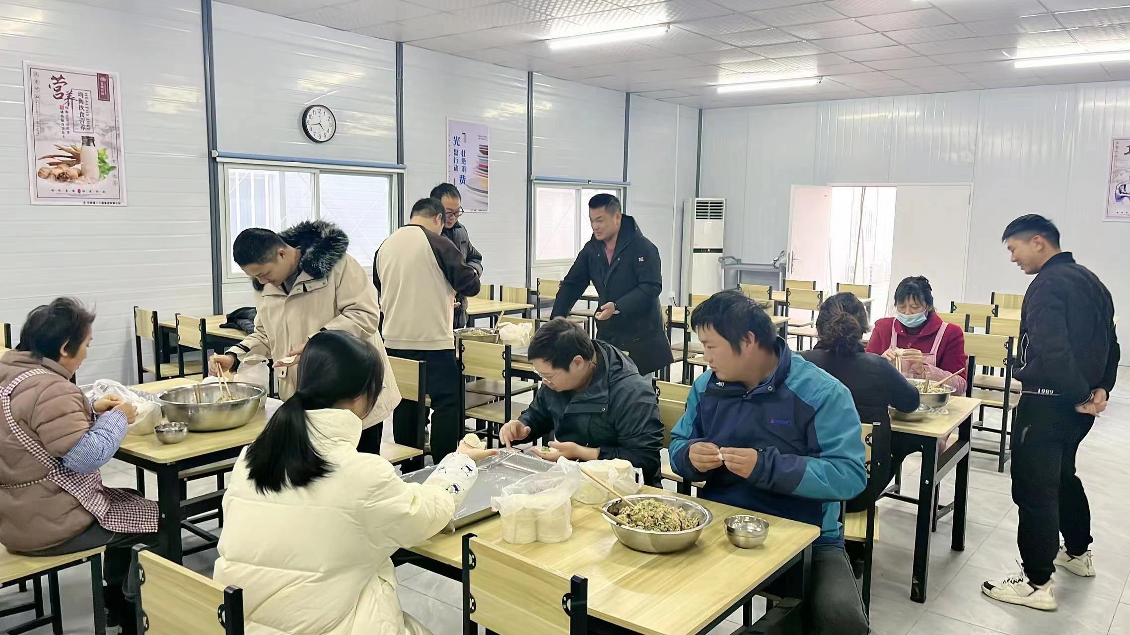 云河湾项目其乐融融，各人一路吃冬至饺子，筹备了饺子皮40多斤、肉40多斤、蔬菜若干，下午不忙的同道一路包饺子约莫有20多人，党员同道4人，晚上聚餐约莫40人。.jpg