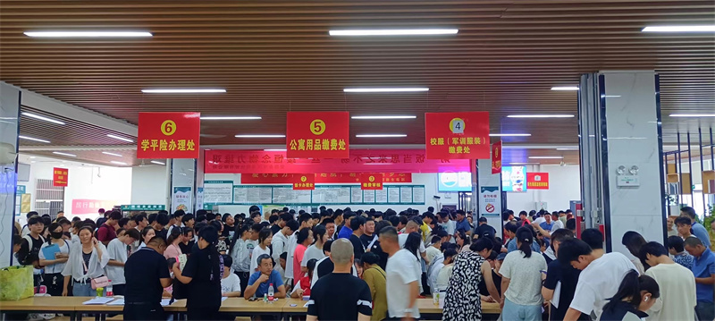 新生报到现场 (7).jpg 新生报到现场 (7).jpg