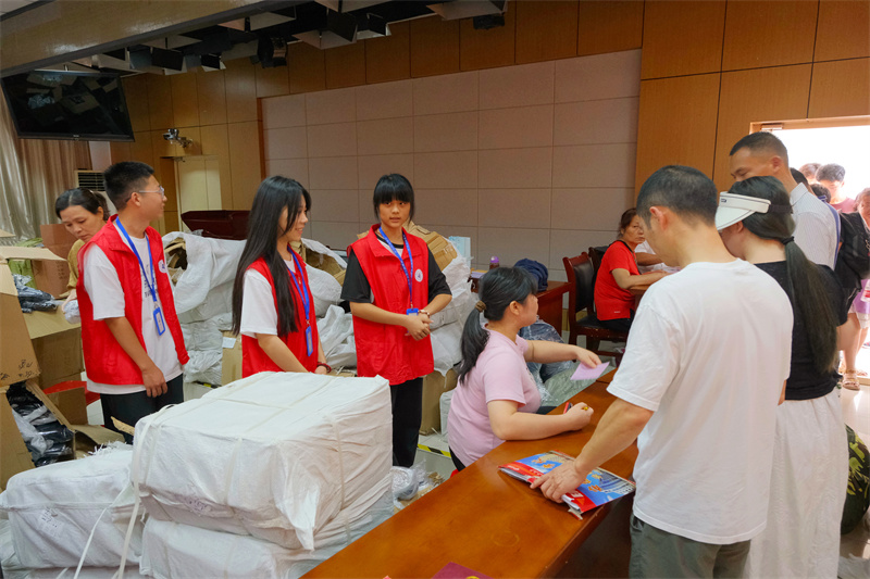 新生报到现场 (3).jpg 新生报到现场 (3).jpg