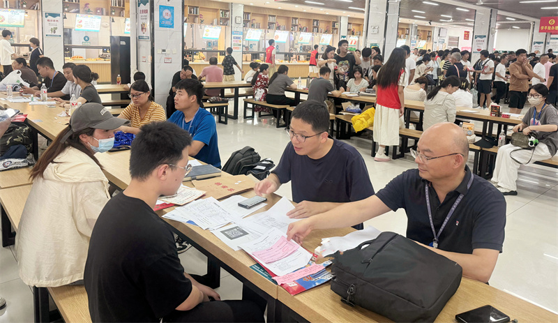 院领导深入两湖校区 (2).jpg 院领导深入两湖校区 (2).jpg